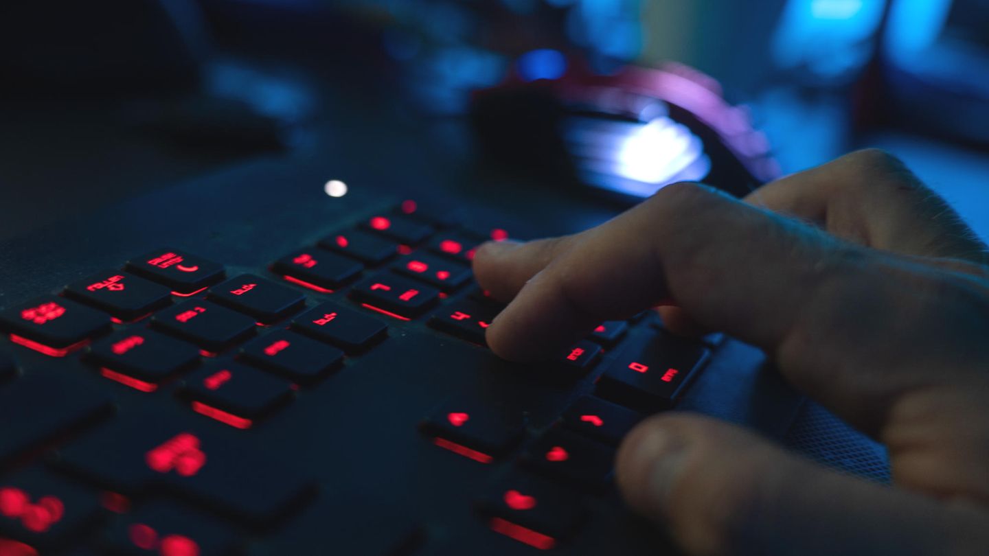 Eine auch in Deutschland aktive Hacker Bande ist nach internationalen Ermittlungen aufgeflogen