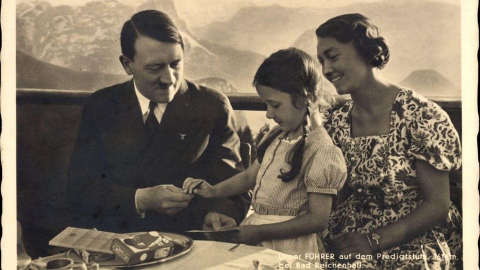 Bahlsen-Werbung: Adolf Hitler spricht mit einer Mutter mit Tochter