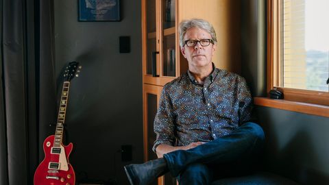 Jonathan Franzen neben seiner E-Gitarre