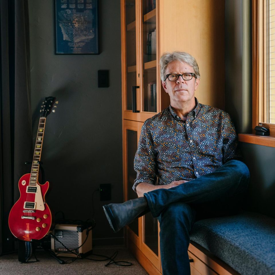 Jonathan Franzen neben seiner E-Gitarre