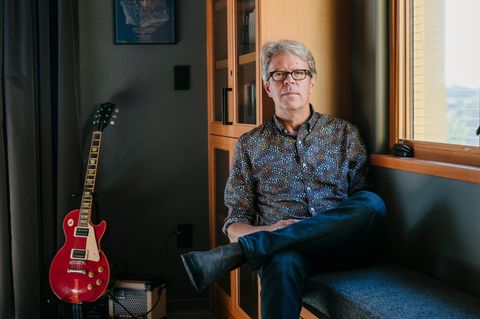 Jonathan Franzen neben seiner E-Gitarre
