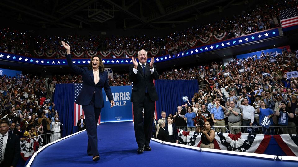 Kamala Harris und  Tim Walz bei einer Wahlkampfveranstaltung in Philadelphia