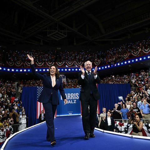 Kamala Harris und  Tim Walz bei einer Wahlkampfveranstaltung in Philadelphia