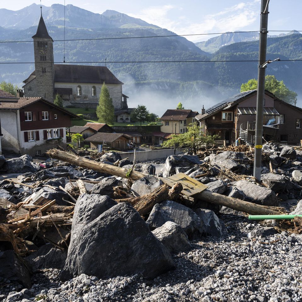 Ein Ortsteil von Brienz in der Schweiz ist unter Geröll und Baumstämmen verschüttet