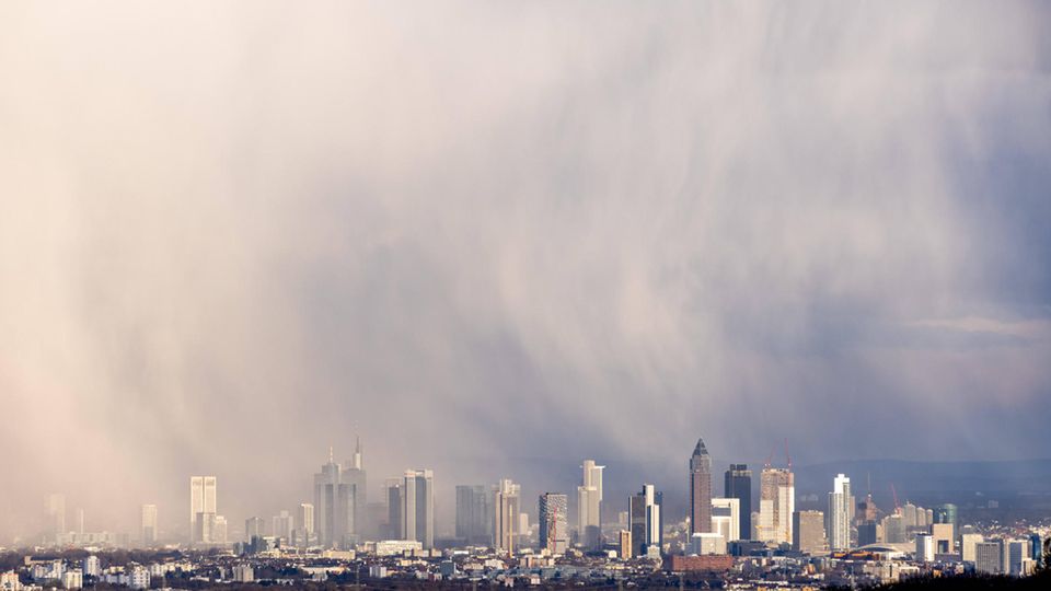 Die Skyline von Frankfurt unter einem Gewitter-Himmel
