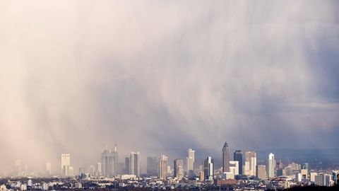 Die Skyline von Frankfurt unter einem Gewitter-Himmel
