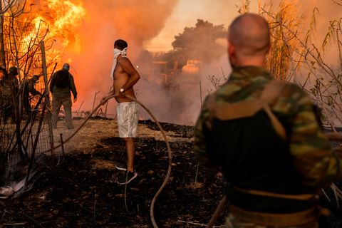 Ein riesiger Waldbrand kommt Athen gefährlich nah. Wie der Kampf gegen die Flammen verläuft, sehen Sie im Video.