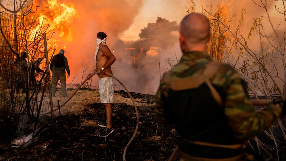 Ein riesiger Waldbrand kommt Athen gefährlich nah. Wie der Kampf gegen die Flammen verläuft, sehen Sie im Video.