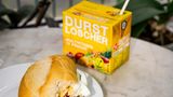 Durstlöscher und Brötchen