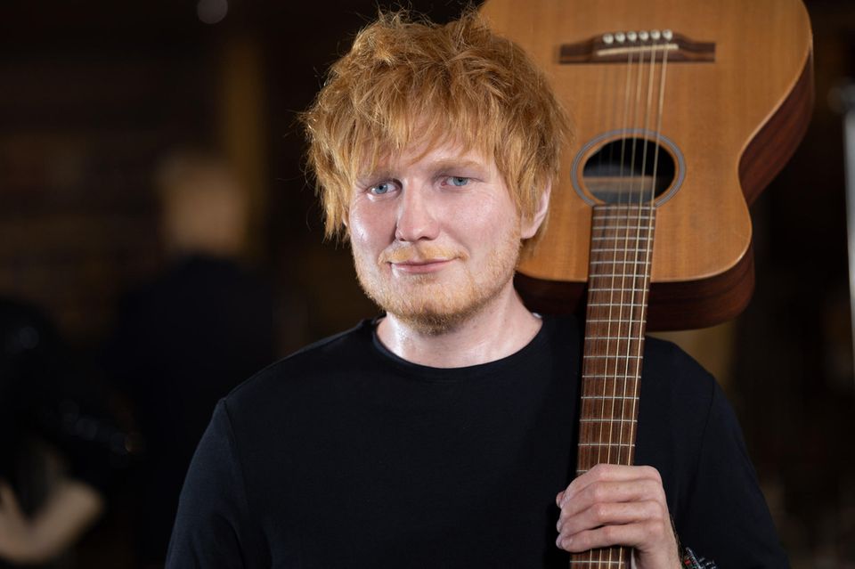 Ed Sheeran als Wachsfigur mit Gitarre im Panoptikum Steht nur unweit von Taylor Swift: Ed Sheeran im Panoptikum
