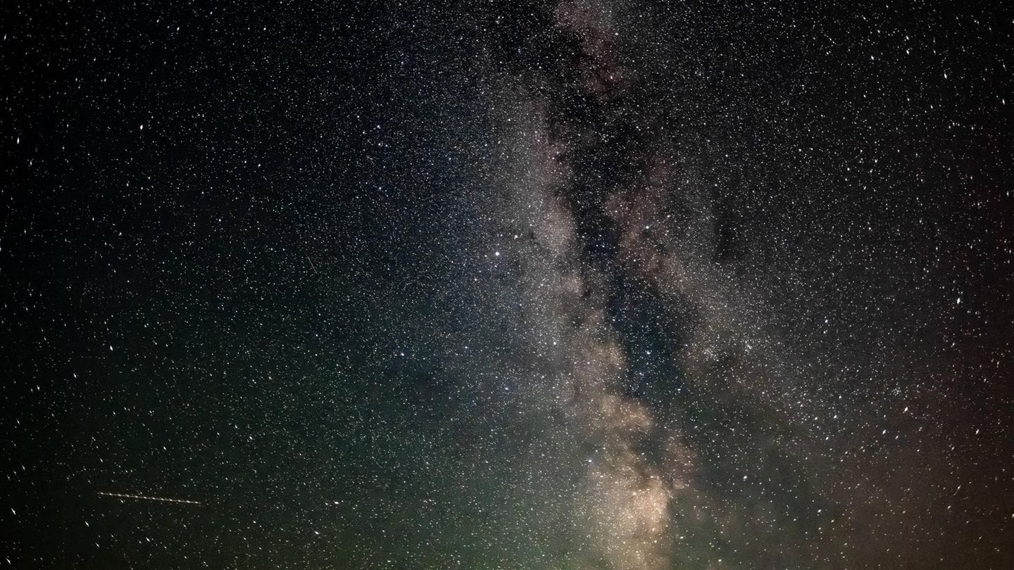Die Perseiden sind ein jährlich in der ersten Augusthälfte wiederkehrender Meteorstrom, der in den Tagen um den 12. August ein deutliches Maximum an Sternschnuppen zur Erde schickt