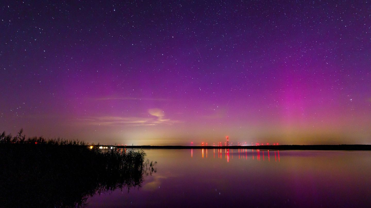 Besonders starke Sonnenaktivität oder Sonnenstürme lassen Polarlichter dieser Tage ungewöhnlich weit im Süden erscheinen, hier zum Beispiel im brandenburgischen Casel. Mit bloßem Auge ist das Naturphänomen leider kaum zu sehen. Stellt man die Belichtungszeit von Smartphone oder Kamera jedoch richtig ein, wird die spektakuläre Lichtershow am Nachthimmel sichtbar