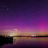 Besonders starke Sonnenaktivität oder Sonnenstürme lassen Polarlichter dieser Tage ungewöhnlich weit im Süden erscheinen, hier zum Beispiel im brandenburgischen Casel. Mit bloßem Auge ist das Naturphänomen leider kaum zu sehen. Stellt man die Belichtungszeit von Smartphone oder Kamera jedoch richtig ein, wird die spektakuläre Lichtershow am Nachthimmel sichtbar