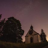 Die Perseiden haben eine hohe Geschwindigkeit und können als sogenannte Feuerkugeln sogar die Helligkeit der Venus erreichen. Der Radiant, der scheinbare Ursprung dieses Stroms, liegt im namensgebenden Sternbild Perseus, nahe der Grenze zur Kassiopeia