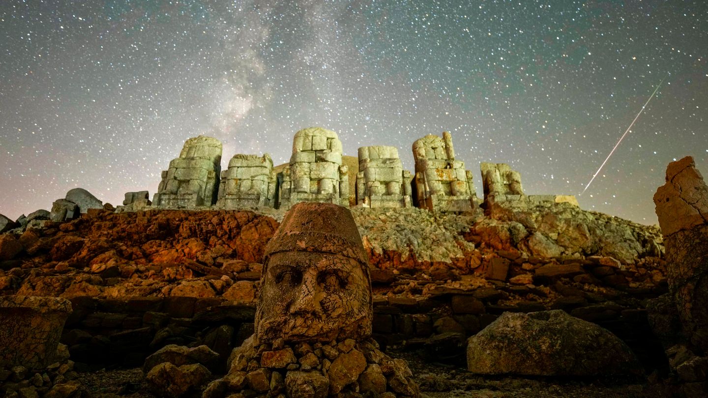 Auch in anderen Ländern sind die Perseiden in diesen Tagen zu sehen. Ein beeindruckendes Foto entstand in der Türkei, wo der Meteorschauer antike Statuen auf dem Berg Nemrut erleuchtet