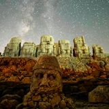 Auch in anderen Ländern sind die Perseiden in diesen Tagen zu sehen. Ein beeindruckendes Foto entstand in der Türkei, wo der Meteorschauer antike Statuen auf dem Berg Nemrut erleuchtet