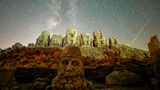Auch in anderen Ländern sind die Perseiden in diesen Tagen zu sehen. Ein beeindruckendes Foto entstand in der Türkei, wo der Meteorschauer antike Statuen auf dem Berg Nemrut erleuchtet