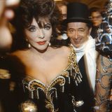 1992 begann Richard Lugner, prominente Gäste zum Wiener Opernball einzuladen, die mit ihm den Abend verbringen und ein wenig Glamour versprühen sollten. Sein erster Gast war Harry Belafonte, erst 1993 trat zum ersten Mal eine Frau an Lugners Seite auf: "Denver Clan"-Diva Joan Collins.