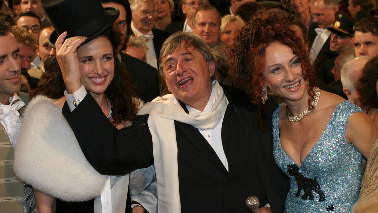 Andie MacDowell, Richard Lugner und Christina "Mausi" Lugner Nachdem Pamela Andersons Auftritt teilweise für Empörung innerhalb der eher konservativen Opernball-Gesellschaft gesorgt hat, fürchtete sich Lugner, sein nächster prominenter Gast könnte absagen. "Schreiben Sie bitte nichts von Busen, sonst kommt sie mir vielleicht nicht. Sie hat andere Qualitäten als Anderson", wies er die Presse an. Am Ende erschien Andie MacDowell und hatte zusammen mit Lugner und dessen damaliger Ehefrau Christina "Mausi" Lugner eine gute Zeit.