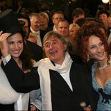 Nachdem Pamela Andersons Auftritt teilweise für Empörung innerhalb der eher konservativen Opernball-Gesellschaft gesorgt hat, fürchtete sich Lugner, sein nächster prominenter Gast könnte absagen. "Schreiben Sie bitte nichts von Busen, sonst kommt sie mir vielleicht nicht. Sie hat andere Qualitäten als Anderson", wies er die Presse an. Am Ende erschien Andie MacDowell und hatte zusammen mit Lugner und dessen damaliger Ehefrau Christina "Mausi" Lugner eine gute Zeit. 