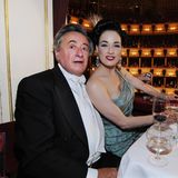 Dita von Teese hatte sich den Opernball an der Seite von "Mörtel" Lugner wohl anders vorgestellt. Sie fühlte sich von den Fotografen bedrängt, fand die Loge klein und stickig. Und das, obwohl sie noch zu Beginn des Abends gut gelaunt war. "Es ist wunderschön österreichisch-traditionell", so die Burlesque-Tänzerin über den Ball. 