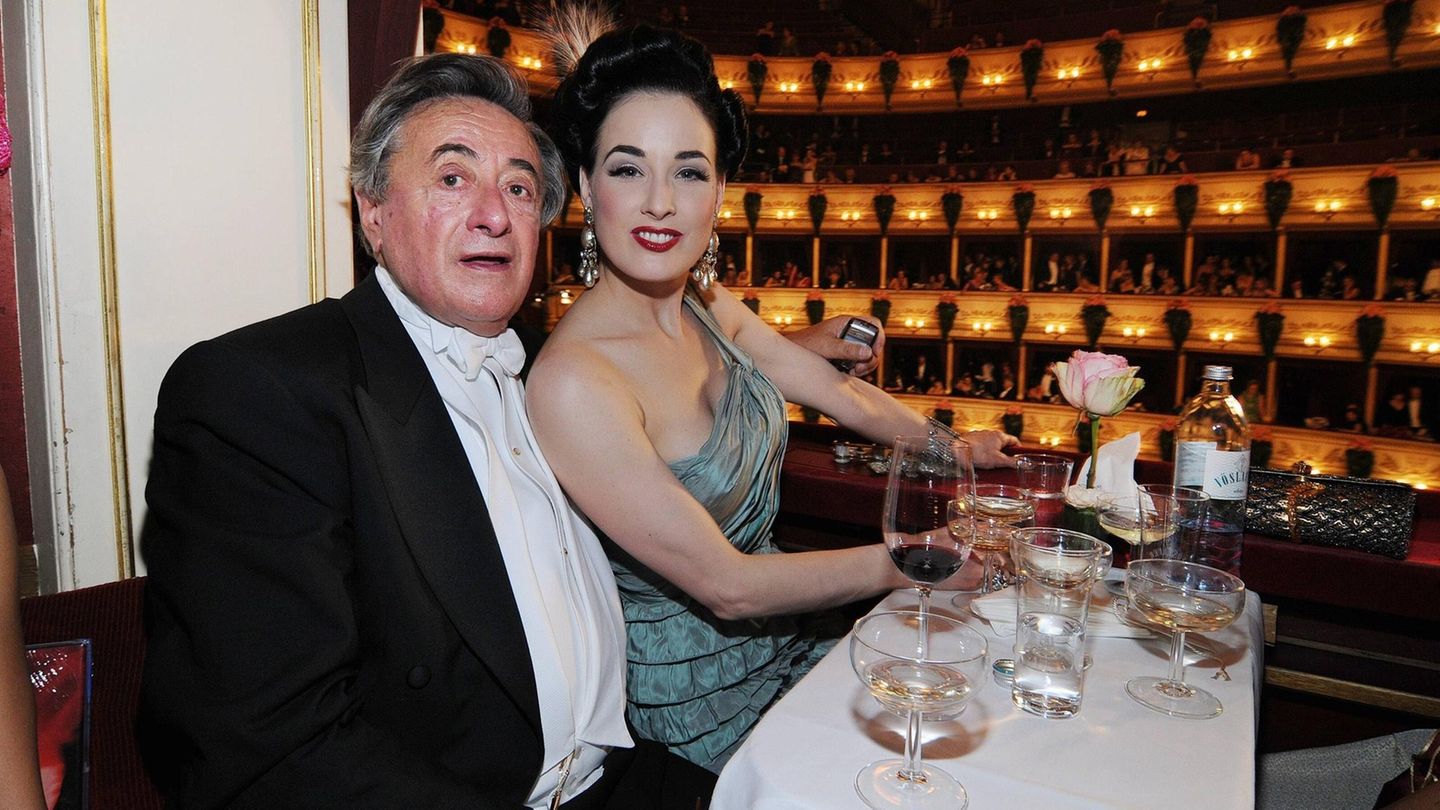 Richard Lugner und Dita von Teese Dita von Teese hatte sich den Opernball an der Seite von "Mörtel" Lugner wohl anders vorgestellt. Sie fühlte sich von den Fotografen bedrängt, fand die Loge klein und stickig. Und das, obwohl sie noch zu Beginn des Abends gut gelaunt war. "Es ist wunderschön österreichisch-traditionell", so die Burlesque-Tänzerin über den Ball.
