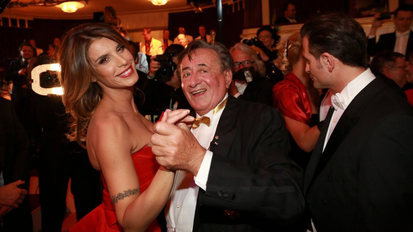 Nachdem Kardashian in den Augen von Lugner etwas zu viel Diva-Gehabe an den Tag legte, war sein Abend mit dem italienischen Model Elisabetta Canalis entspannt. "Sie ist wirklich sehr nett und macht alles mit", sagte er über seinen Gast. 