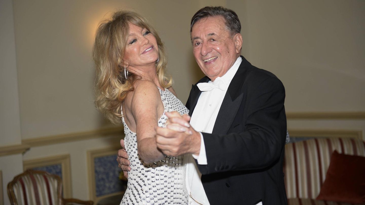 Für Goldie Hawn (oder "Horn", wie "Mörtel" laut österreichischen Medien sagte) hatte Lugner 2017 ein eher vergiftetes Kompliment übrig. "Sie ist für ihr Alter eine der schönsten Frauen der Welt", sagte er über die Schauspielerin. 