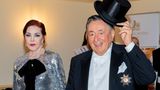 Zu seinem letzten Opernball ließ sich Lugner von Elvis Presleys Witwe Priscilla begleiten. "Sie schaut für ihr Alter super aus. Ich bin ja auch schon 91 und bin noch zum Anschauen", sagte er. 