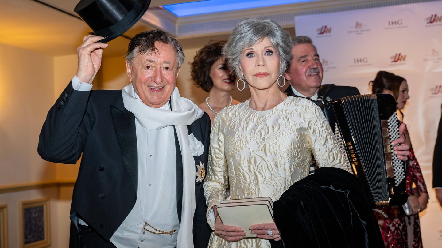 Richard Lugner und Jane Fonda Nach einer für Lugner wahrscheinlich viel zu langen Corona-Pause ging es 2023 weiter mit der altehrwürdigen Veranstaltung. Und erneut ließ "Mörtel" mit Jane Fonda Hollywood einfliegen. Tanzen wollte Fonda aber nicht. Sie habe eine künstliche Schulter und zwei künstliche Hüftgelenke, begründete sie ihre Entscheidung.