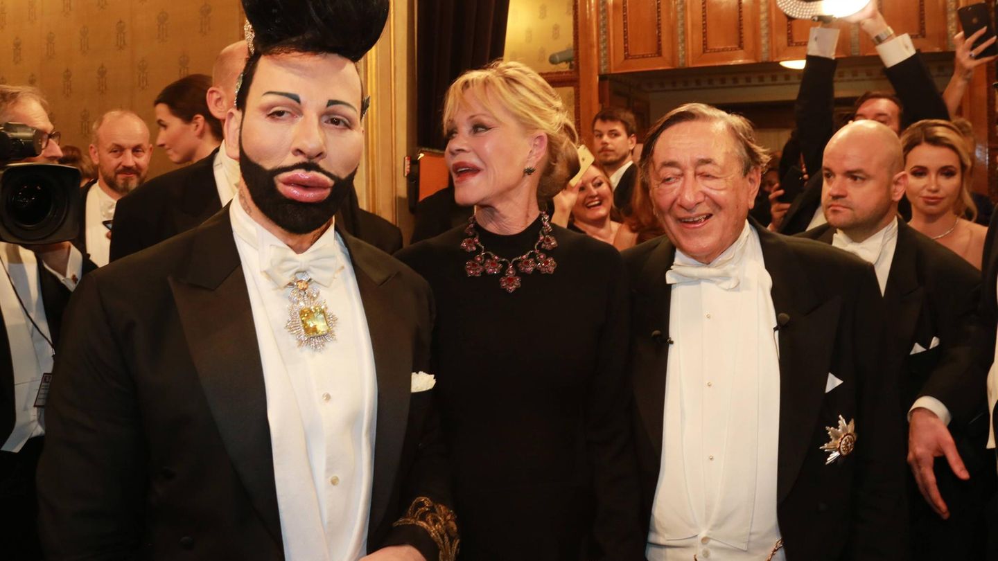 2018 hatte Lugner erneut Hollywood geladen. Melanie Griffith begleitete den Baulöwen. Und auch Harald Glööckler wollte offenbar etwas Traumfabrik-Flair abbekommen und posierte mit den beiden. 