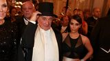 Das meiste Geld sackte 2014 Reality-Star und Unternehmerin Kim Kardashian ein. 250.000 Euro bekam sie, um wenige Stunden an der Seite von Lugner zu verbringen. Mit nach Österreich brachte Kardashian damals eine große Entourage. Unter anderem ihre Mutter und Managerin Kris Jenner begleitete sie. 
