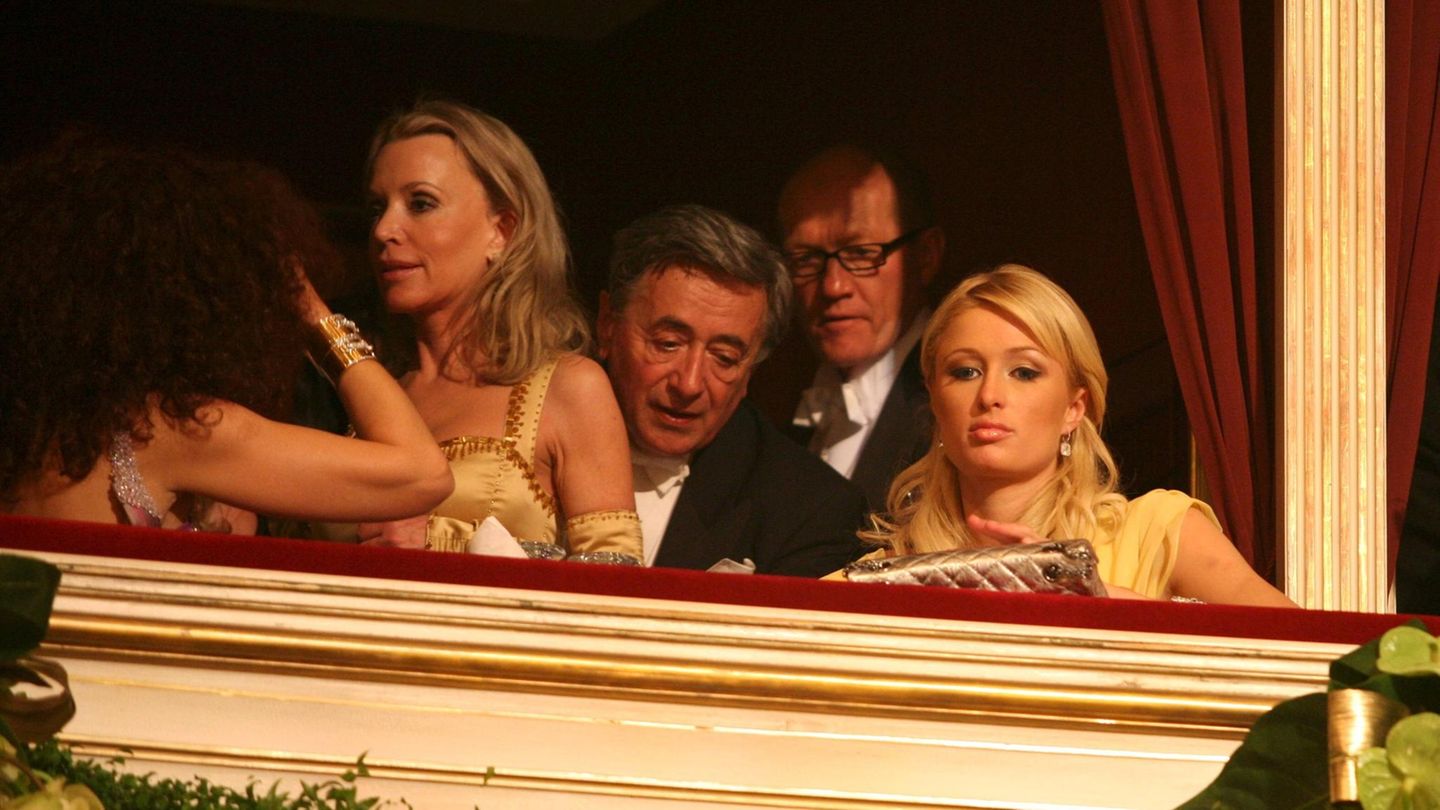 Für Lugner war es ein Coup, dass er It-Girl Paris Hilton für den Opernball 2007 gewinnen konnte. Für die Hotelerbin eher nicht so, wie dieses Foto vermuten lässt. Angeblich bekam Hilton 16.000 Euro umgerechnet für ihren Auftritt.