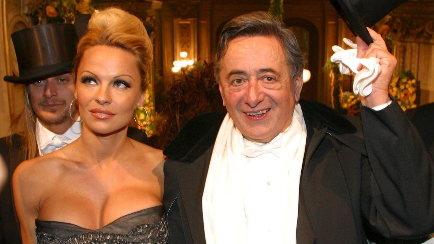Pamela Anderson und Richard Lugner 2003 sorgte "Baywatch"-Star Pamela Anderson für Furore beim Opernball. So sehr, dass sie selbst davon betroffen war. "Ich habe wirklich Panik. Kaum gehe ich hinaus, wird von allen Seiten an mir gezerrt, ich halte das nicht aus", sagte Anderson damals der österreichischen Nachrichtenagentur APA. Mit dabei war auch ihr damaliger Lebensgefährte, Musiker Kid Rock (im Hintergrund zu sehen).