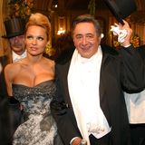 2003 sorgte "Baywatch"-Star Pamela Anderson für Furore beim Opernball. So sehr, dass sie selbst davon betroffen war. "Ich habe wirklich Panik. Kaum gehe ich hinaus, wird von allen Seiten an mir gezerrt, ich halte das nicht aus", sagte Anderson damals der österreichischen Nachrichtenagentur APA. Mit dabei war auch ihr damaliger Lebensgefährte, Musiker Kid Rock (im Hintergrund zu sehen). 