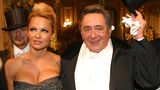 2003 sorgte "Baywatch"-Star Pamela Anderson für Furore beim Opernball. So sehr, dass sie selbst davon betroffen war. "Ich habe wirklich Panik. Kaum gehe ich hinaus, wird von allen Seiten an mir gezerrt, ich halte das nicht aus", sagte Anderson damals der österreichischen Nachrichtenagentur APA. Mit dabei war auch ihr damaliger Lebensgefährte, Musiker Kid Rock (im Hintergrund zu sehen). 