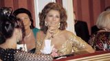 Nach eigenen Angaben war sie sein "bester Gast": Die italienische Filmdiva Sophia Loren begeisterte "Mörtel" Lugner gleich doppelt. "Sie ist halt eine echte Dame", ließ er wissen und lobte ihr "riesiges Dekolleté". 