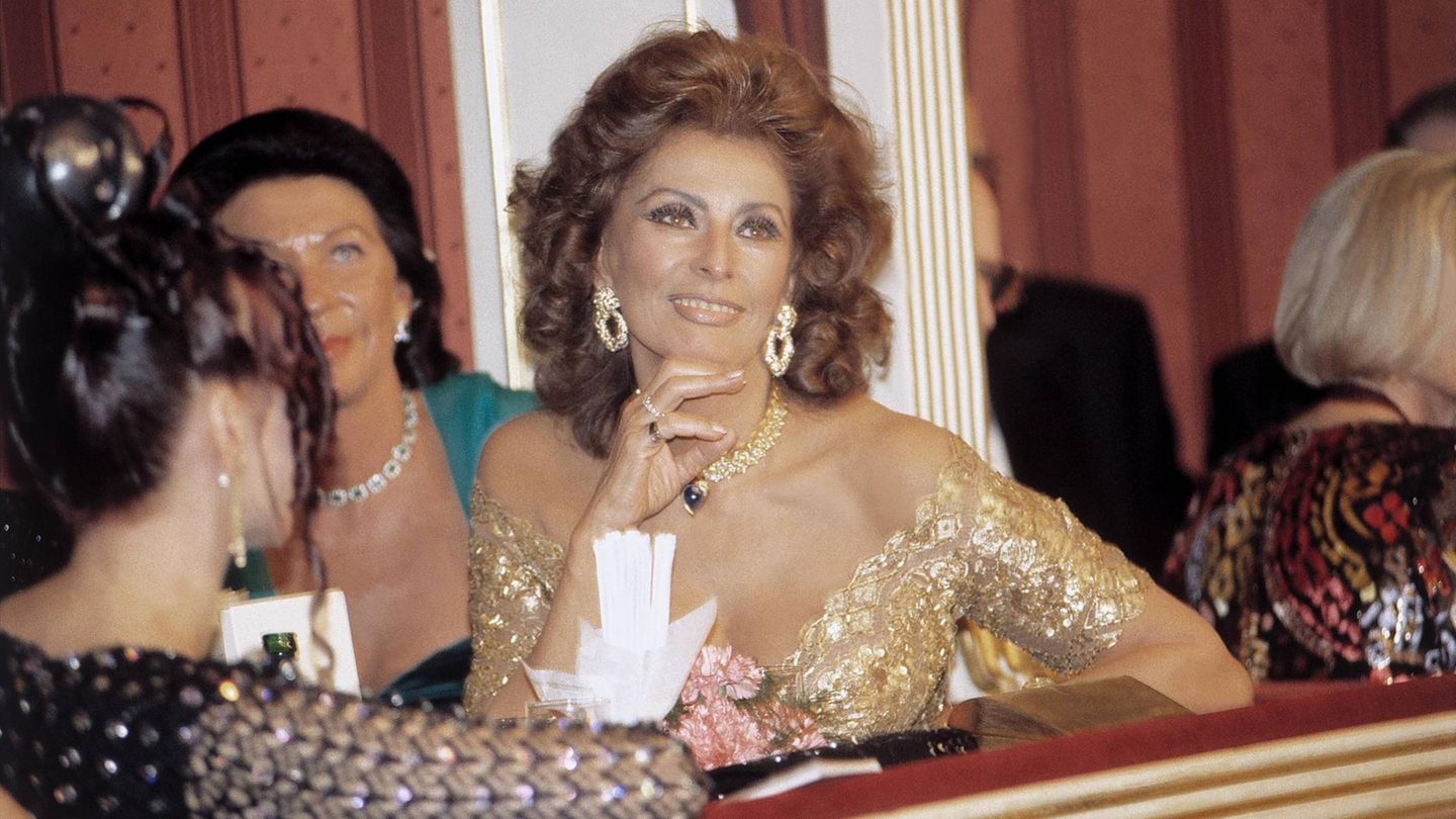 Nach eigenen Angaben war sie sein "bester Gast": Die italienische Filmdiva Sophia Loren begeisterte "Mörtel" Lugner gleich doppelt. "Sie ist halt eine echte Dame", ließ er wissen und lobte ihr "riesiges Dekolleté". 