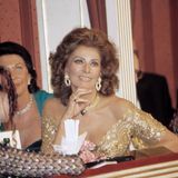 Nach eigenen Angaben war sie sein "bester Gast": Die italienische Filmdiva Sophia Loren begeisterte "Mörtel" Lugner gleich doppelt. "Sie ist halt eine echte Dame", ließ er wissen und lobte ihr "riesiges Dekolleté". 