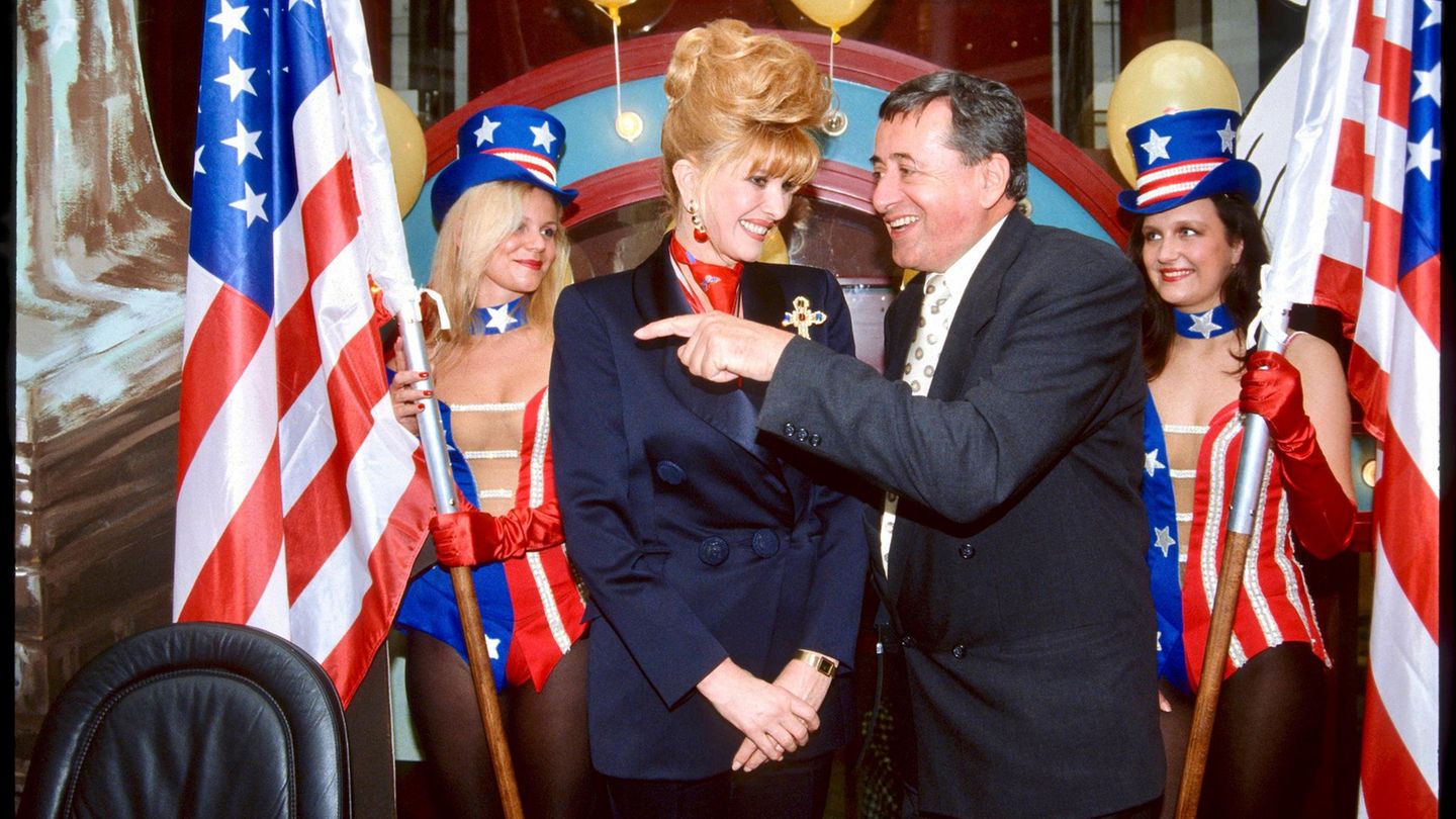 Ein Jahr später reiste Ivana Trump nach Wien, um Lugner zur Seite zu stehen. Für die erste Frau von Donald Trump hisste der österreichische Bauunternehmer sogar ein paar US-Flaggen.