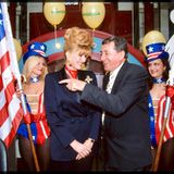 Ein Jahr später reiste Ivana Trump nach Wien, um Lugner zur Seite zu stehen. Für die erste Frau von Donald Trump hisste der österreichische Bauunternehmer sogar ein paar US-Flaggen.