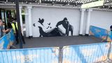 Kunstwerk des Straßenkünstlers Banksy, das einen Gorilla und weitere Tiere zeigt