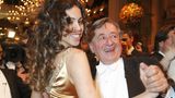 Ob er etwas provozieren wollte? Dass Lugner 2011 ausgerechnet Karima al-Mahroug alias Ruby Rubacuori zum prestigeträchtigen Opernball mitnehmen wollte, sorgte für einen handfesten Skandal. "Ich finde, es ist die größte Peinlichkeit, die der Opernball bisher erlebt hat", schimpfte die damalige Ball-Organisatorin Desiree Treichl-Stürgkh. Rubacuori wurde mit der "Bunga Bunga"-Affäre bekannt. Das ehemalige Escort hatte eine Affäre mit dem damaligen italienischen Ministerpräsidenten Silvio Berlusconi. Berlusconi wurde damals wegen Amtsmissbrauchs und der Förderung von Prostitution Minderjähriger angeklagt. 