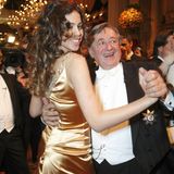 Ob er etwas provozieren wollte? Dass Lugner 2011 ausgerechnet Karima al-Mahroug alias Ruby Rubacuori zum prestigeträchtigen Opernball mitnehmen wollte, sorgte für einen handfesten Skandal. "Ich finde, es ist die größte Peinlichkeit, die der Opernball bisher erlebt hat", schimpfte die damalige Ball-Organisatorin Desiree Treichl-Stürgkh. Rubacuori wurde mit der "Bunga Bunga"-Affäre bekannt. Das ehemalige Escort hatte eine Affäre mit dem damaligen italienischen Ministerpräsidenten Silvio Berlusconi. Berlusconi wurde damals wegen Amtsmissbrauchs und der Förderung von Prostitution Minderjähriger angeklagt. 