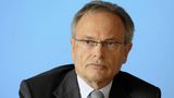 Günther Fielmann verstarb am 3. Januar im Alter von 84 Jahren in Lütjensee, Schleswig-Holstein. Fielmann hat das Brillengeschäft in Deutschland maßgeblich beeinflusst und seine Optiker-Kette ist mittlerweile in fast jeder Fußgängerzone vertreten. Der Konzern verfügt über 977 Niederlassungen weltweit und beschäftigt mehr als 22.000 Mitarbeiter. 