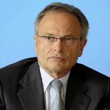 Günther Fielmann verstarb am 3. Januar im Alter von 84 Jahren in Lütjensee, Schleswig-Holstein. Fielmann hat das Brillengeschäft in Deutschland maßgeblich beeinflusst und seine Optiker-Kette ist mittlerweile in fast jeder Fußgängerzone vertreten. Der Konzern verfügt über 977 Niederlassungen weltweit und beschäftigt mehr als 22.000 Mitarbeiter. 