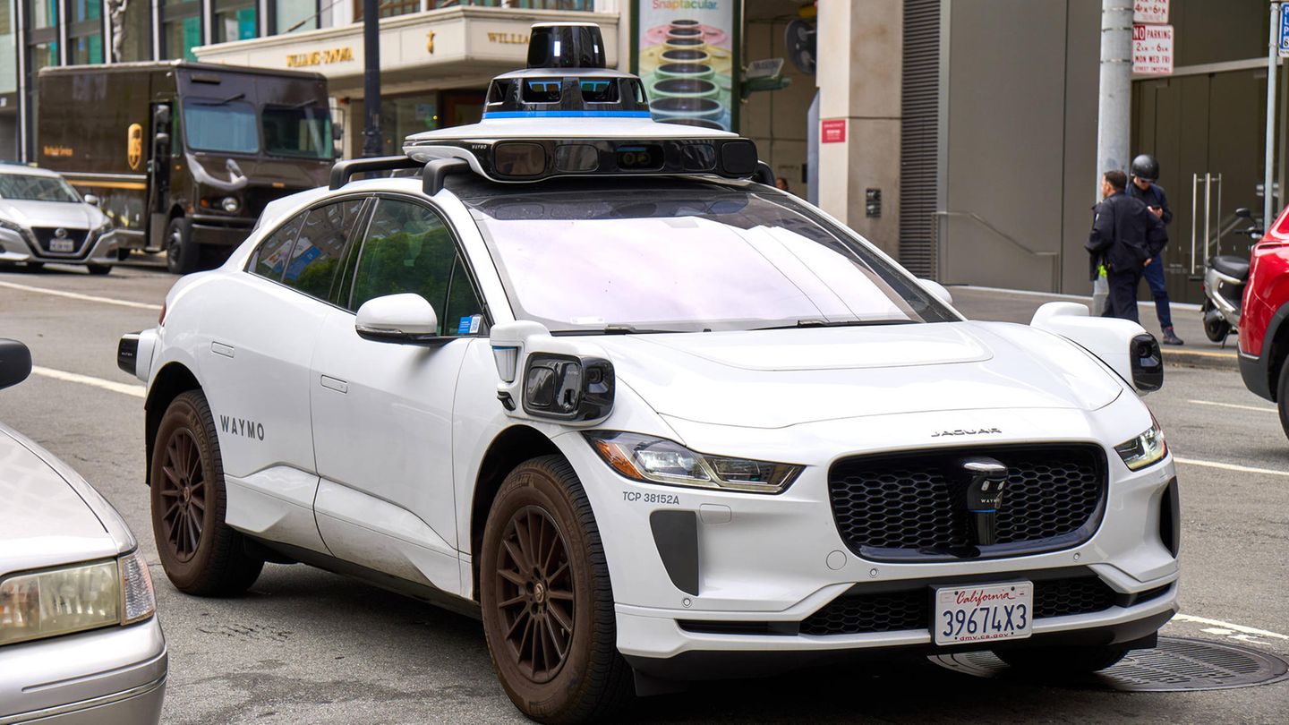 Taxi terror: Self-driving cars honk at each other at night