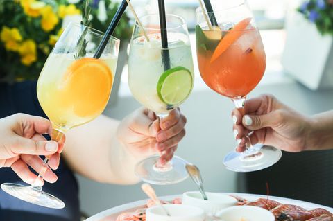 Jubeln mit Cocktails, Sommerparty im Freien