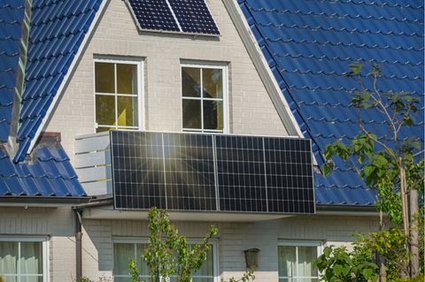 Energieautarkie: Balkonkraftwerk an einem Balkon in der Sonne.