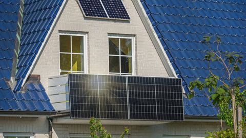 Energieautarkie: Balkonkraftwerk an einem Balkon in der Sonne.